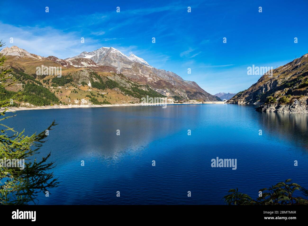 Tignes le Lac dans les Alpes françaises entouré de montagnes, Provence Alpes, France. Banque D'Images