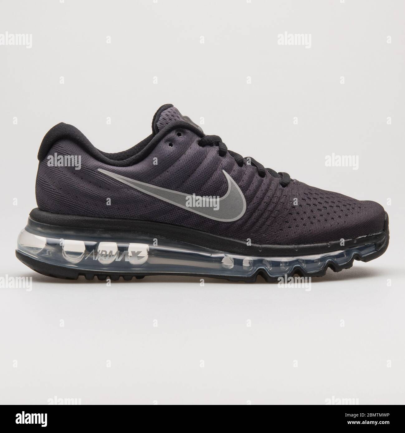 VIENNE, AUTRICHE - 19 FÉVRIER 2018 : sneaker Nike Air Max 2017 noire sur  fond blanc Photo Stock - Alamy