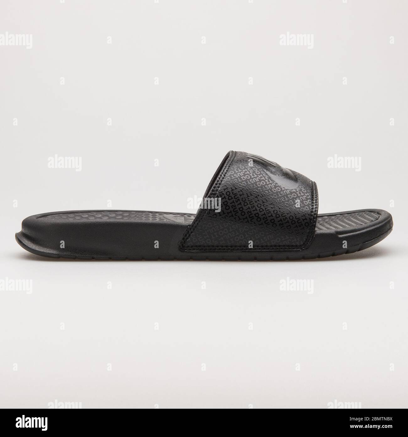 VIENNE, AUTRICHE - 19 FÉVRIER 2018 : sandale noire Nike Benassi JDI sur  fond blanc Photo Stock - Alamy