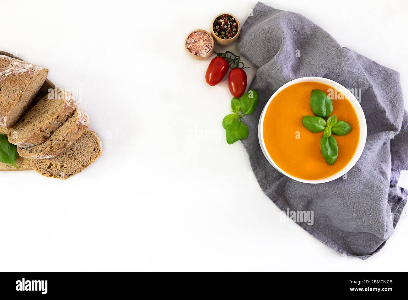 Soupe à la crème faite maison, faite de tomates, de basilic et de fromage. Banque D'Images