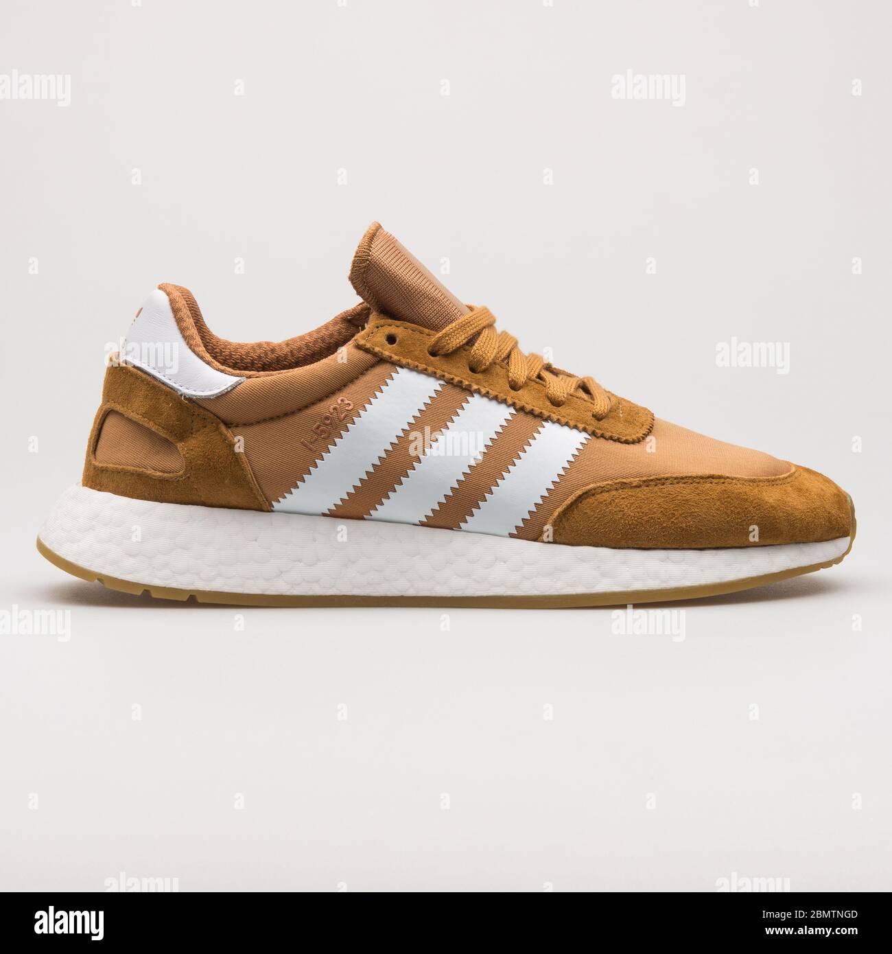 VIENNE, AUTRICHE - 19 FÉVRIER 2018 : Adidas I 5923 kaki et sneaker blanche  sur fond blanc Photo Stock - Alamy