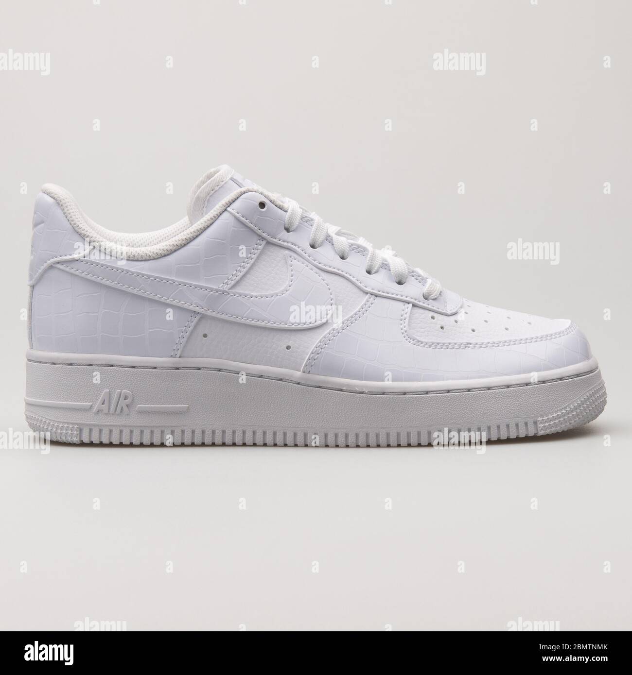 VIENNE AUTRICHE 19 FEVRIER 2018 sneaker blanche Nike Air Force 1 07 ESS sur fond blanc Photo Stock Alamy