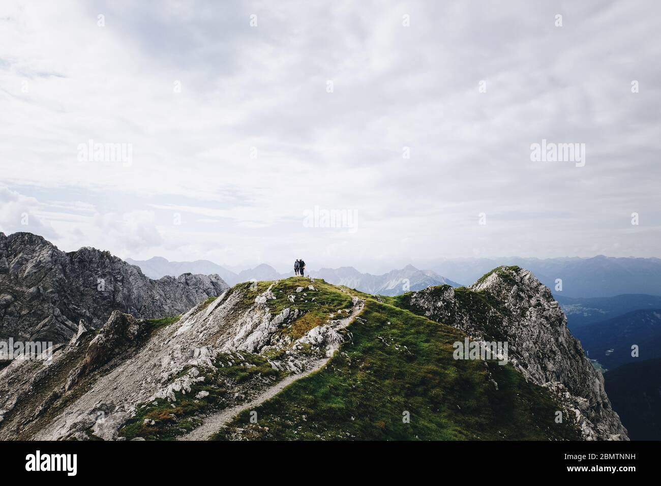 Silhouette de deux personnes sur un sommet de montagne dans les Alpes Banque D'Images