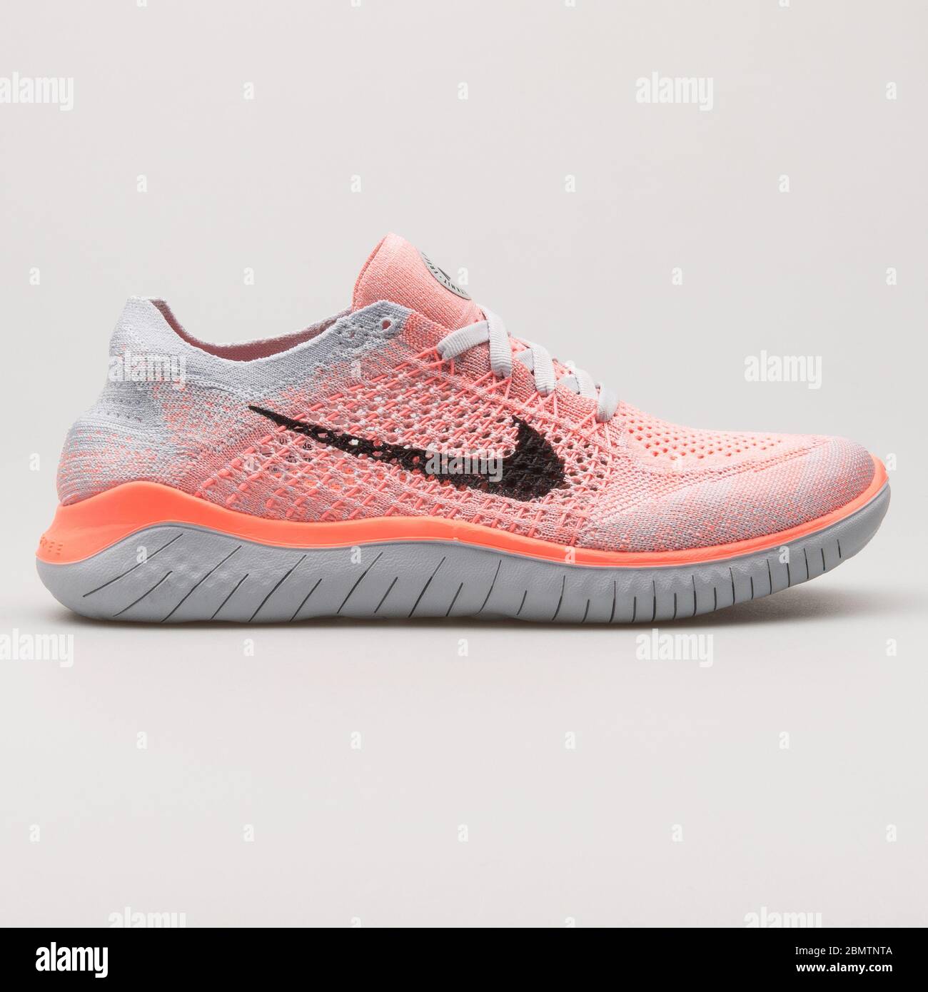 VIENNE, AUTRICHE - 19 FÉVRIER 2018 : sneaker Nike Free RN Flyknit 2018 rose  et grise sur fond blanc Photo Stock - Alamy