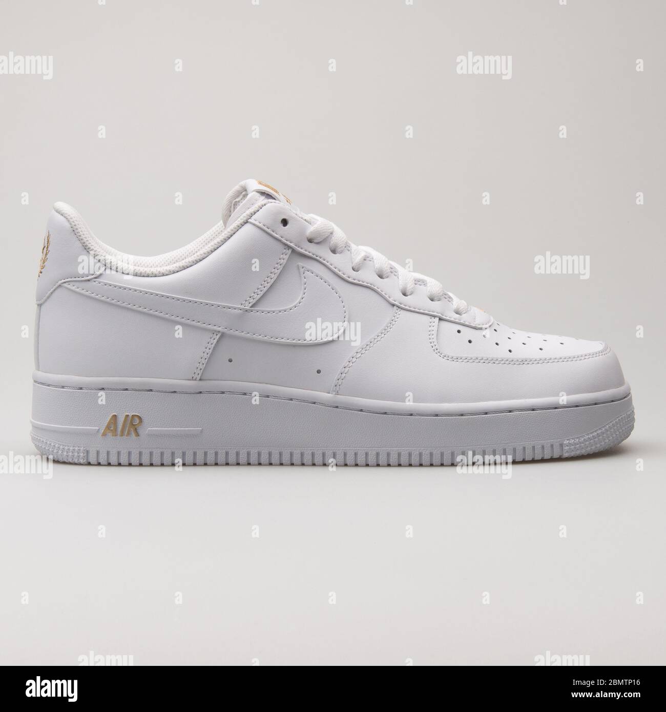 VIENNE, AUTRICHE - 19 FÉVRIER 2018 : sneaker blanche et dorée Nike Air  Force 1 07 sur fond blanc Photo Stock - Alamy