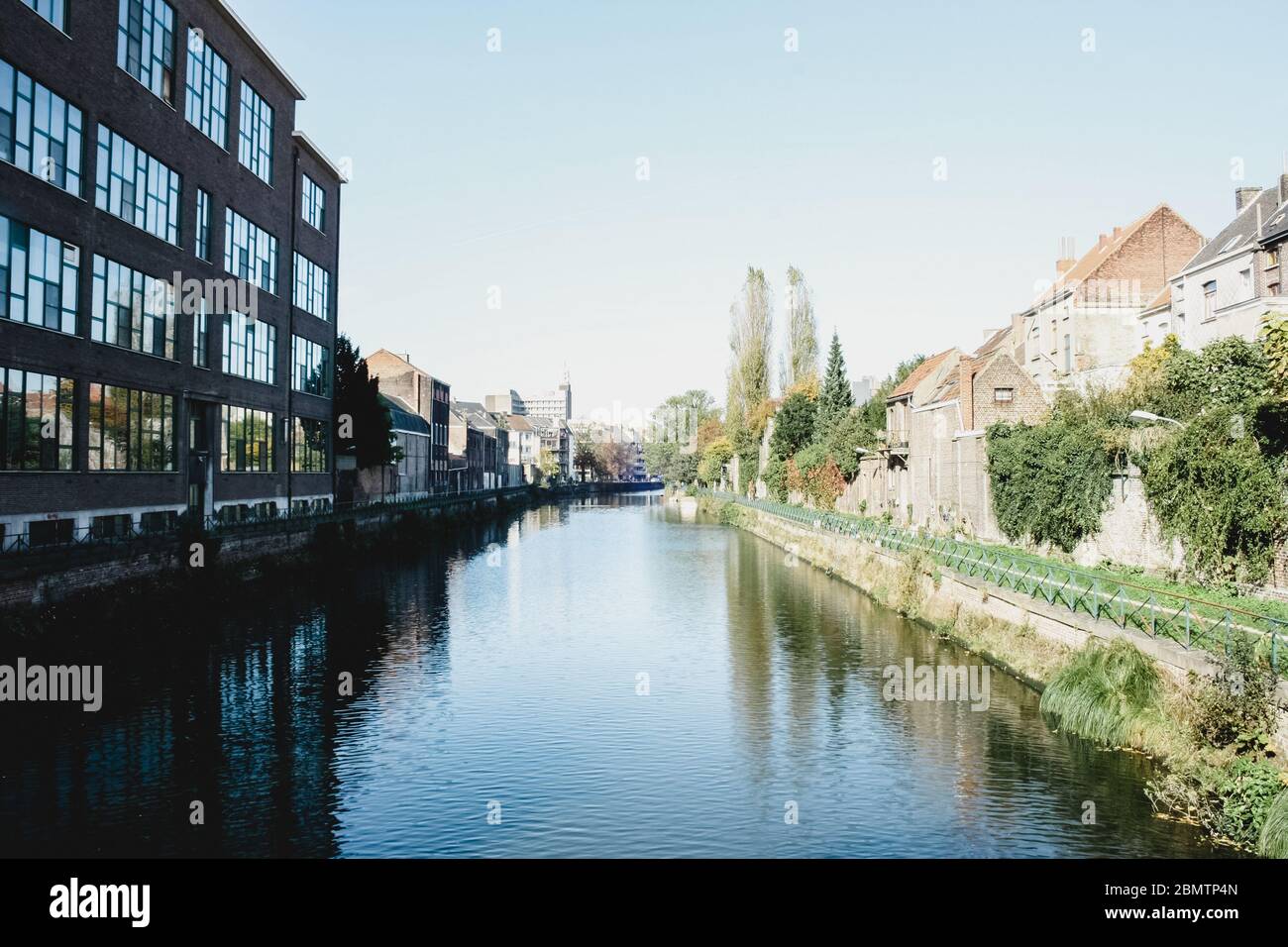 Réflexions sur un canal d'eau à Gand Banque D'Images Réflexions sur un canal d'eau à Gand Banque D'Images