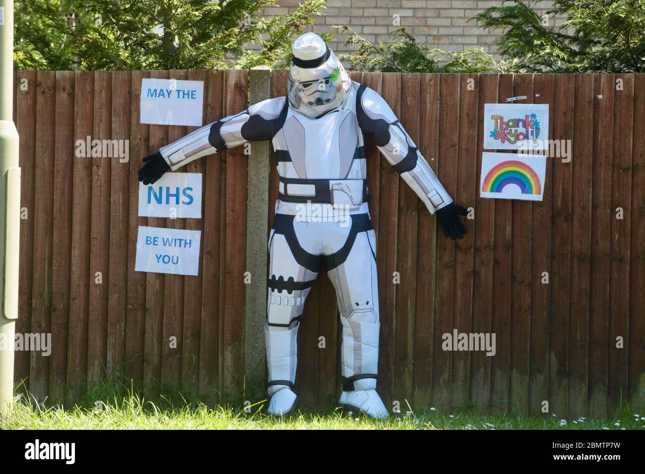 Star Wars figure pendant le verrouillage du coronavirus - Mai le NHS être avec vous! Dorset Royaume-Uni Mai 2020 Banque D'Images