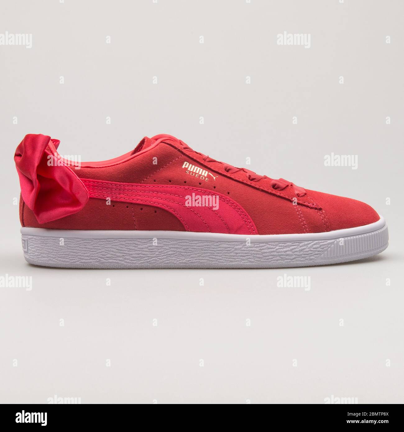 VIENNE, AUTRICHE - 19 FÉVRIER 2018 : Puma Suede Sneaker rouge à noeud sur  fond blanc Photo Stock - Alamy