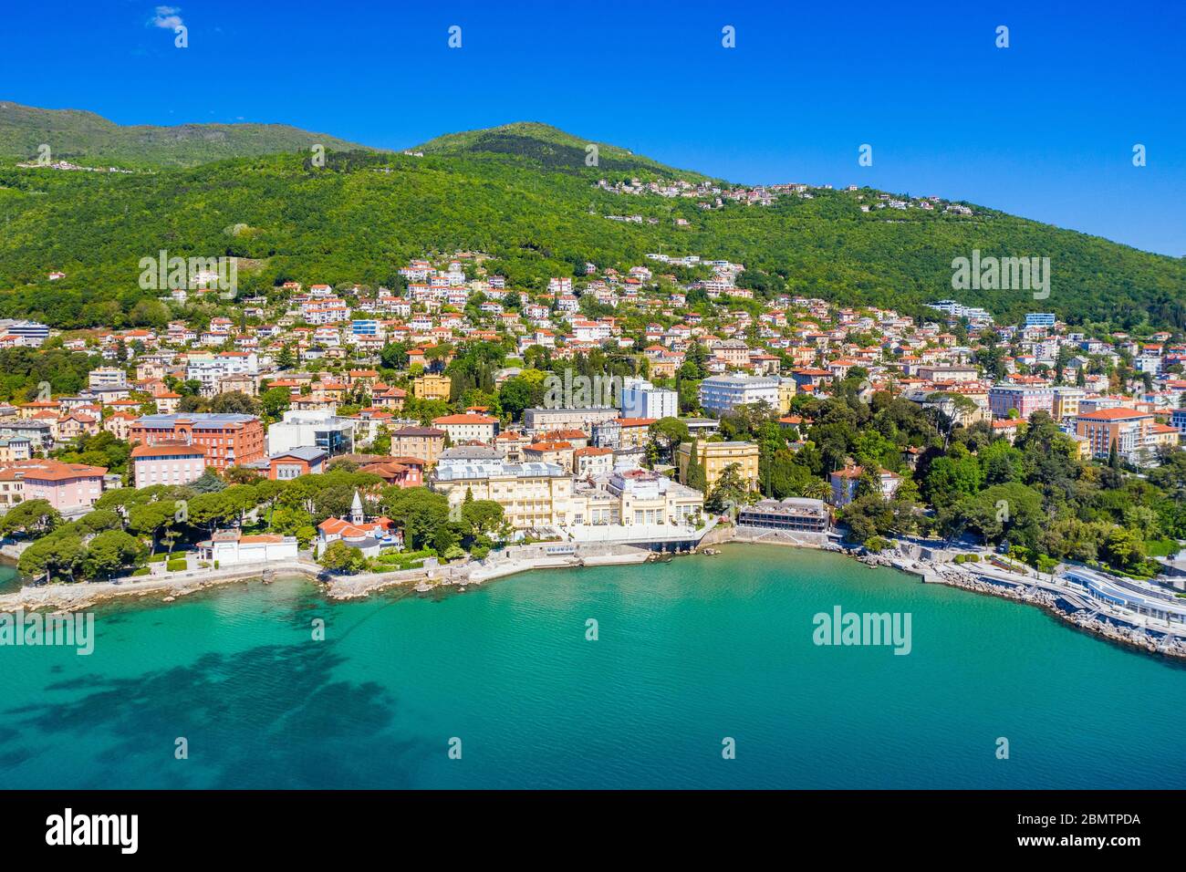 Croatie, côte Adriatique, belle ville d'Opatija et Volosko, station touristique populaire, vue aérienne sur la côte, baie de Kvarner Banque D'Images