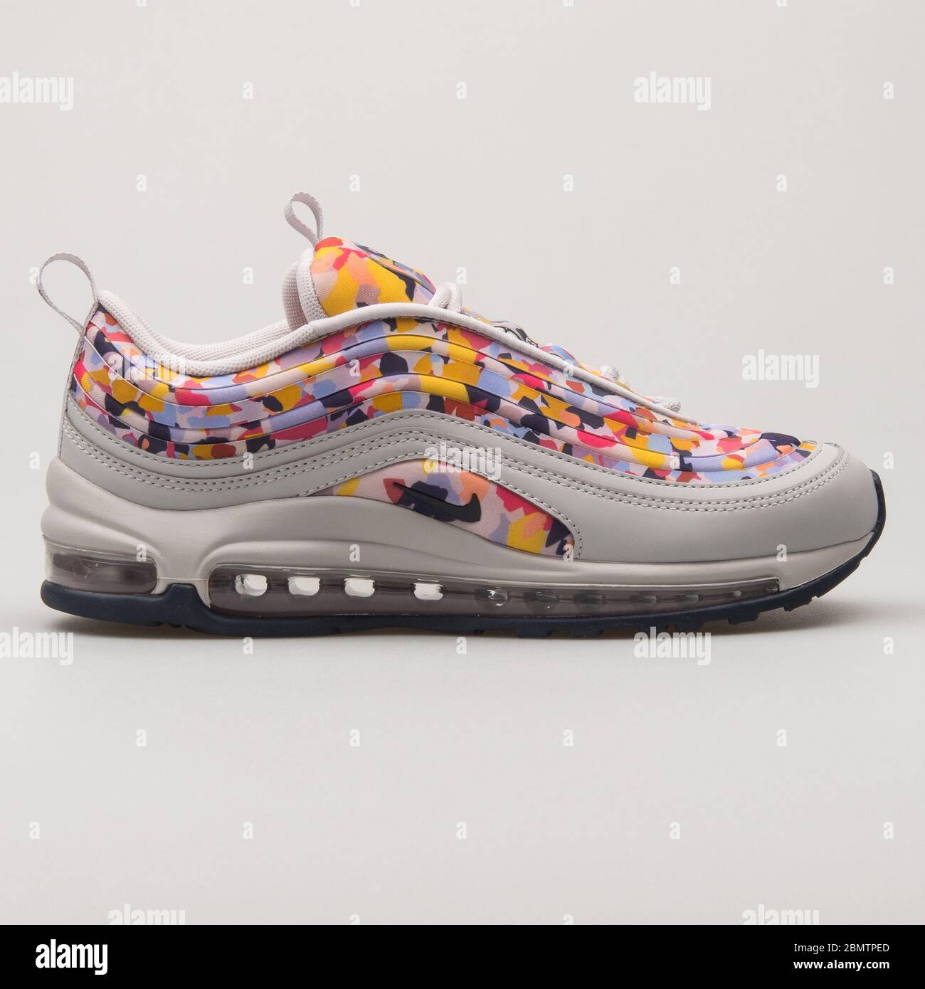 VIENNE, AUTRICHE - 19 FÉVRIER 2018 : sneaker Nike Air Max 97 Ultra 17  Premium gris et multicolore sur fond blanc Photo Stock - Alamy