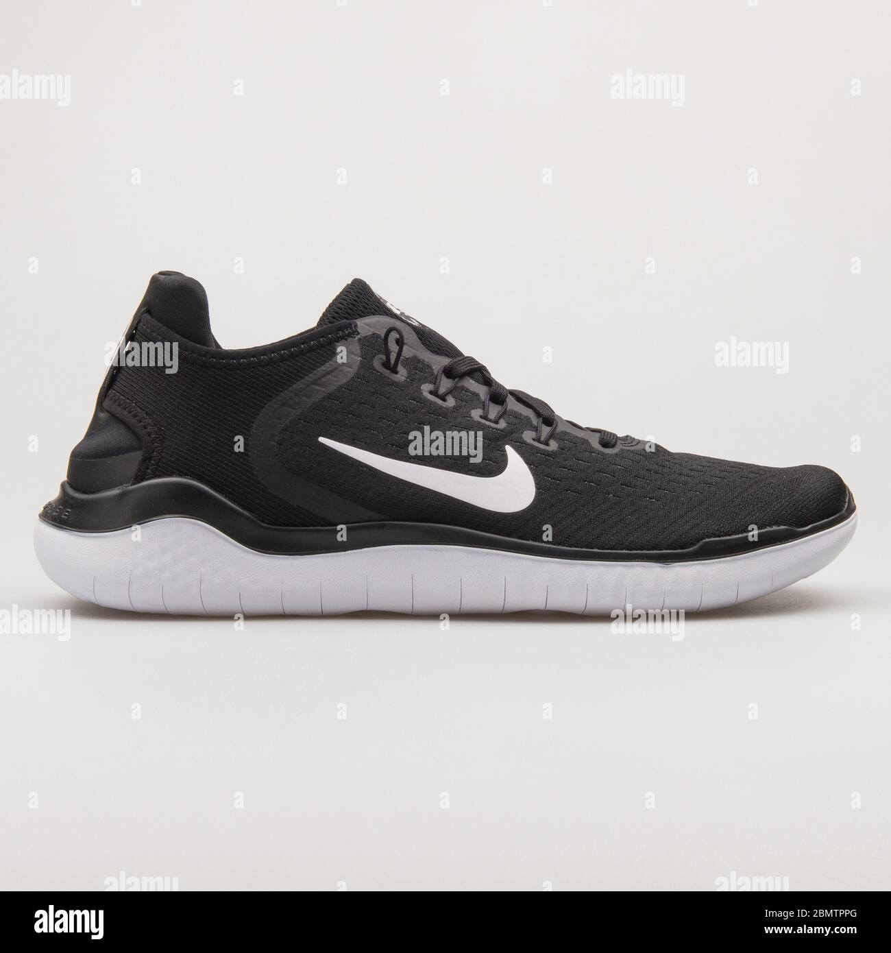 VIENNE, AUTRICHE - 19 FÉVRIER 2018 : sneaker Nike Free RN 2018 noir et blanc  sur fond blanc Photo Stock - Alamy