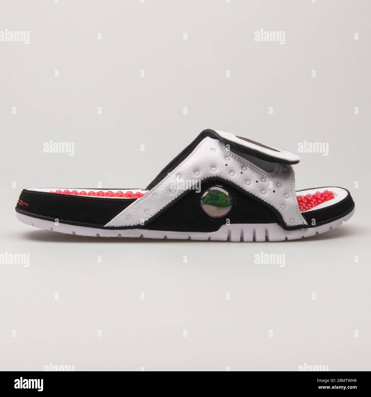 VIENNE, AUTRICHE - 14 JUIN 2018 : sandale blanche, noire et rouge Nike  Jordan Hydro 13 Retro sur fond blanc Photo Stock - Alamy
