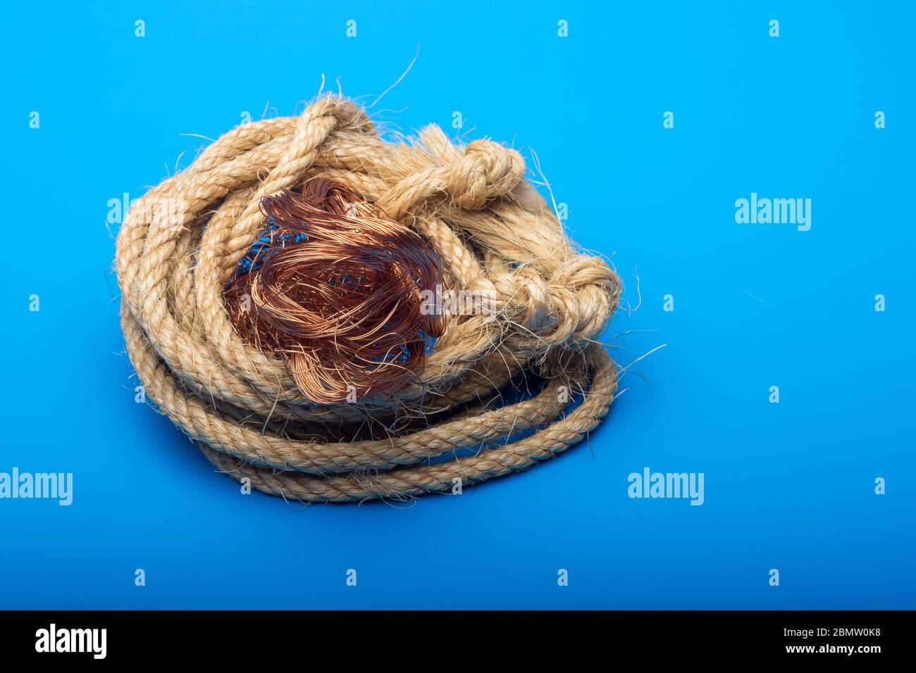 Filaments de cuivre, petits fils émetteurs et porteurs de courant électrique. Câbles en cuivre essentiels pour le transport de l'électricité. Banque D'Images