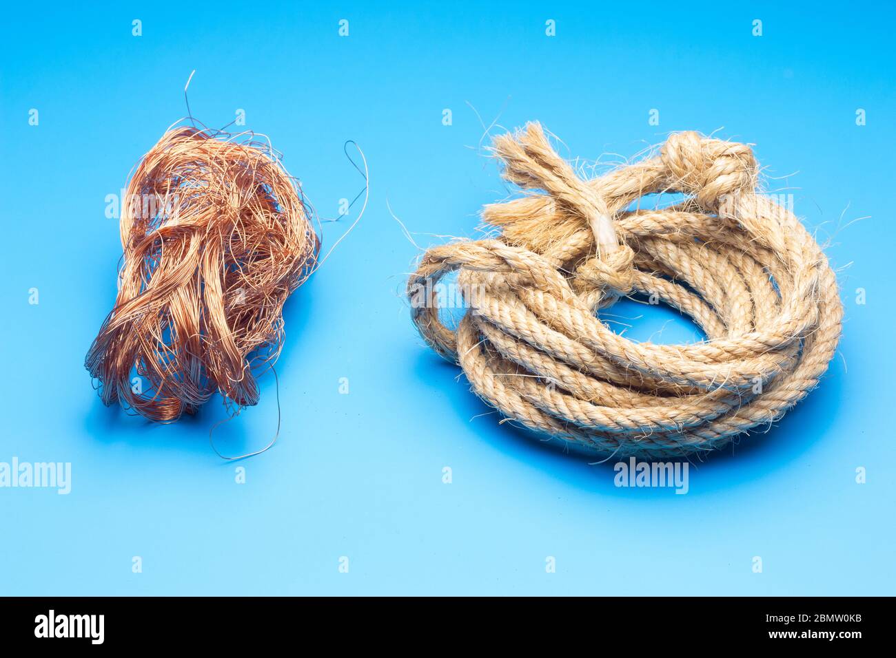 Filaments de cuivre, petits fils émetteurs et porteurs de courant électrique. Câbles en cuivre essentiels pour le transport de l'électricité. Banque D'Images