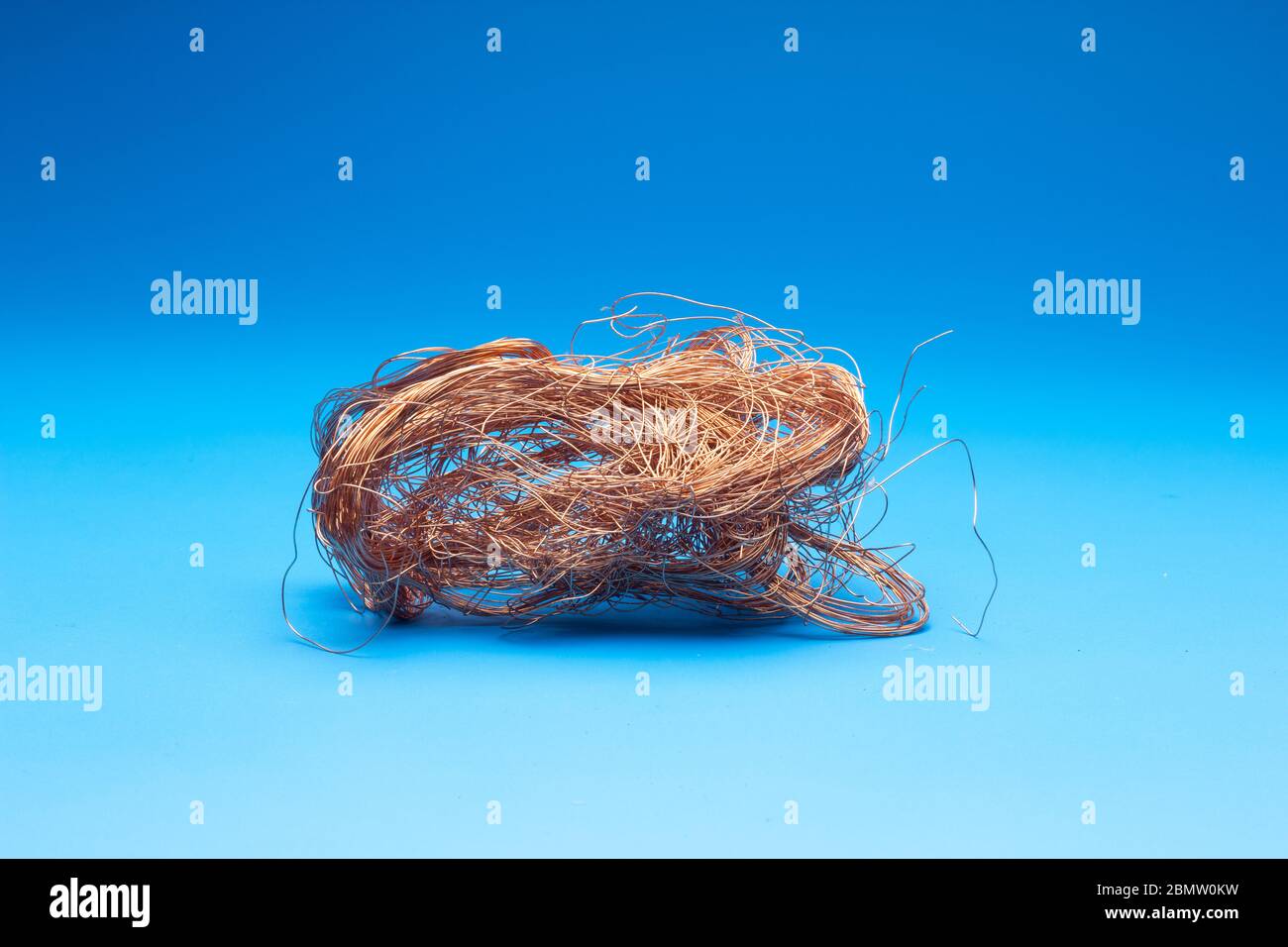 Filaments de cuivre, petits fils émetteurs et porteurs de courant électrique. Câbles en cuivre essentiels pour le transport de l'électricité. Banque D'Images