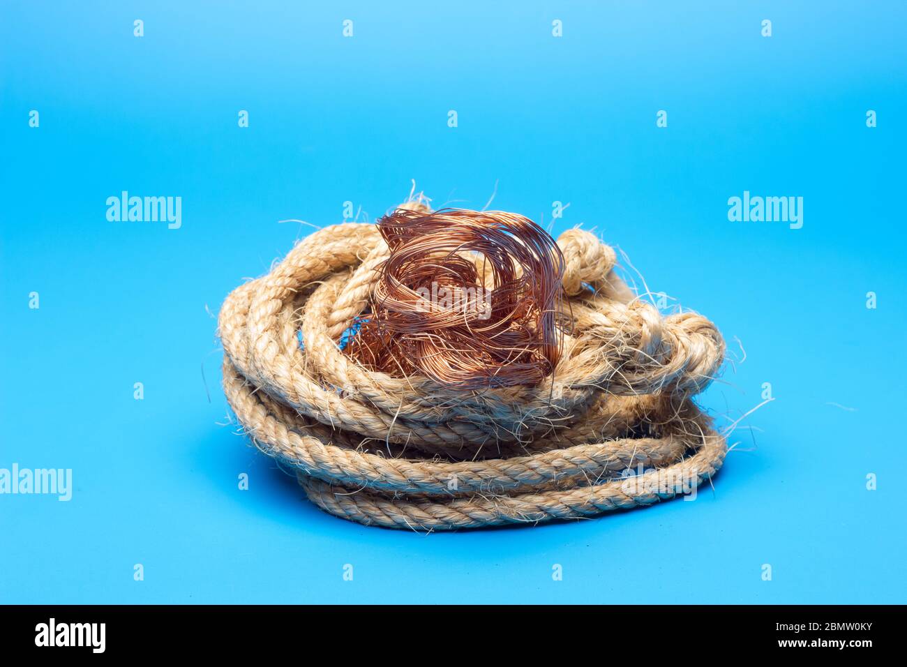 Filaments de cuivre, petits fils émetteurs et porteurs de courant électrique. Câbles en cuivre essentiels pour le transport de l'électricité. Banque D'Images