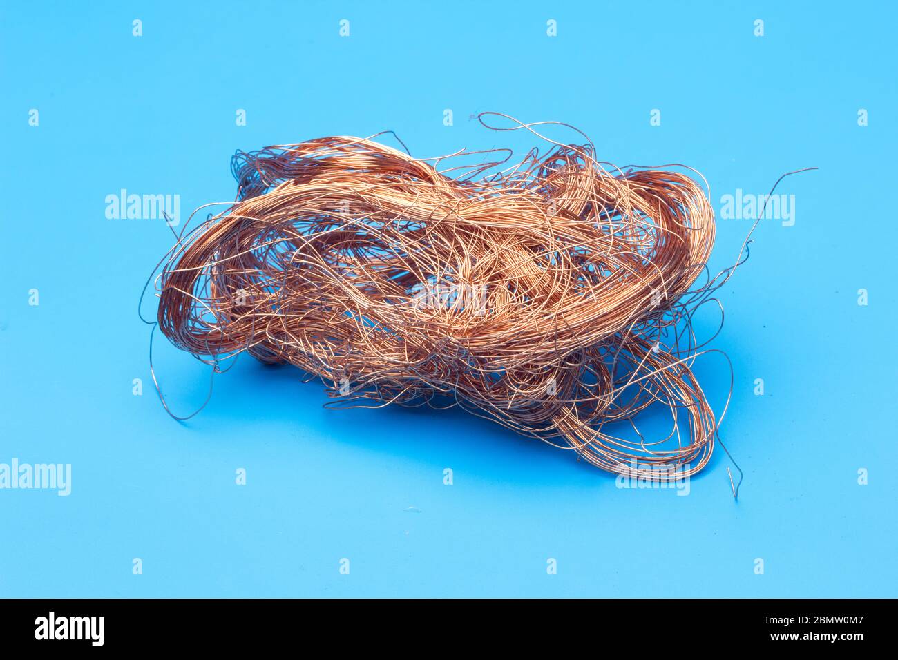 Filaments de cuivre, petits fils émetteurs et porteurs de courant électrique. Câbles en cuivre essentiels pour le transport de l'électricité. Banque D'Images