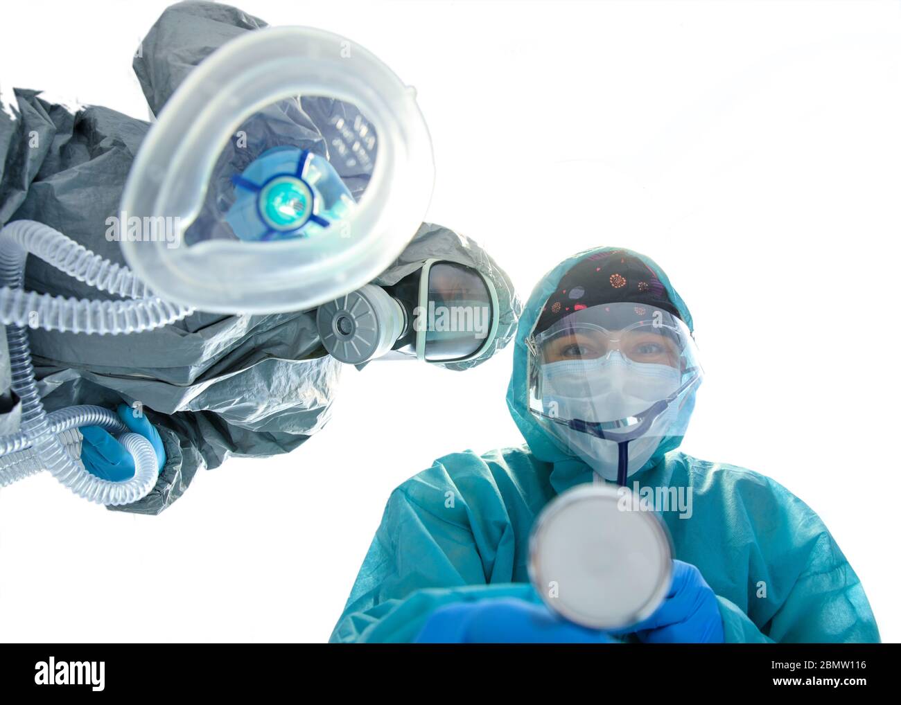 L'équipe médicale fournit les premiers soins au patient, CPR Cardiopulmo . Médecins en combinaison ppe et masque facial dans l'hôpital Corona virus, Covid-19, médical ma Banque D'Images