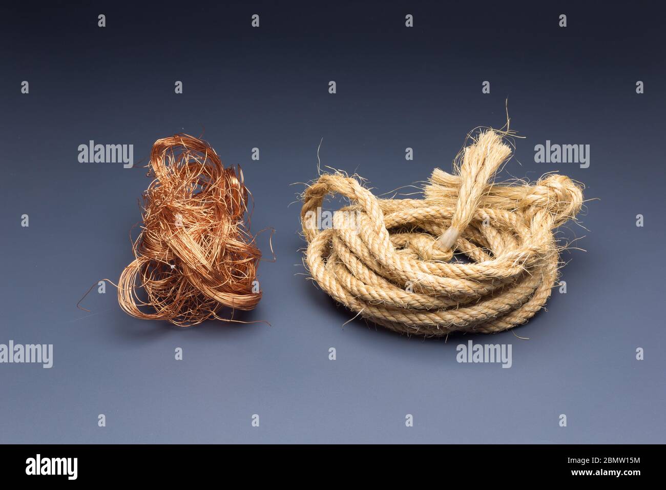 Filaments de cuivre, petits fils émetteurs et porteurs de courant électrique. Câbles en cuivre essentiels pour le transport de l'électricité. Banque D'Images