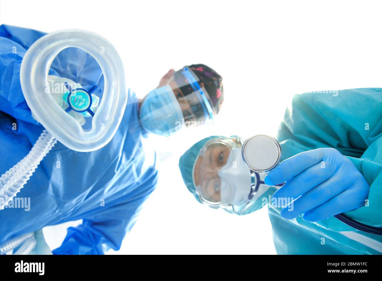 L'équipe médicale fournit les premiers soins au patient, CPR Cardiopulmo . Médecins en combinaison ppe et masque facial dans l'hôpital Corona virus, Covid-19, médical ma Banque D'Images