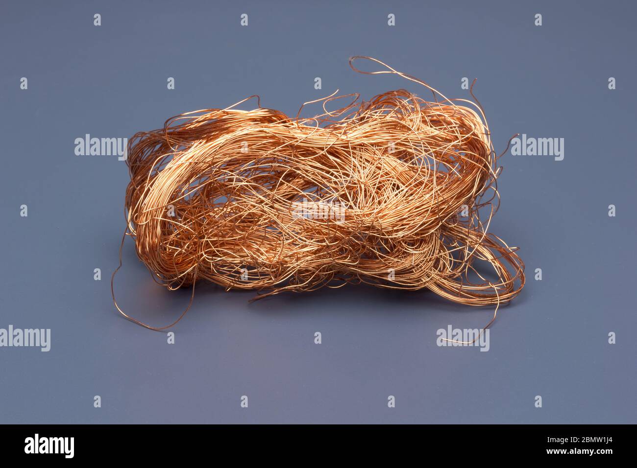Filaments de cuivre, petits fils émetteurs et porteurs de courant électrique. Câbles en cuivre essentiels pour le transport de l'électricité. Banque D'Images