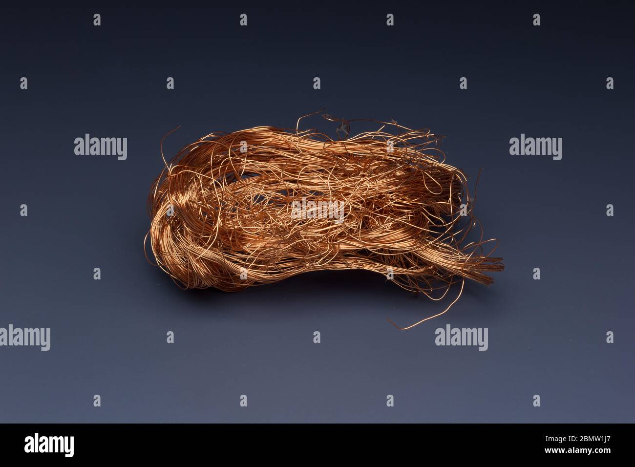 Filaments de cuivre, petits fils émetteurs et porteurs de courant électrique. Câbles en cuivre essentiels pour le transport de l'électricité. Banque D'Images