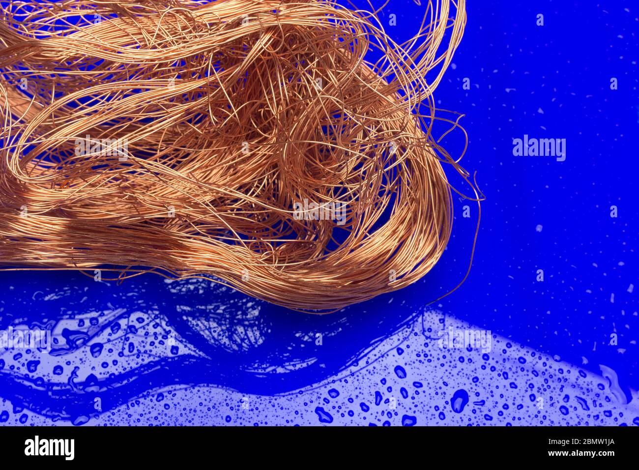 Filaments de cuivre, petits fils émetteurs et porteurs de courant électrique. Câbles en cuivre essentiels pour le transport de l'électricité. Banque D'Images
