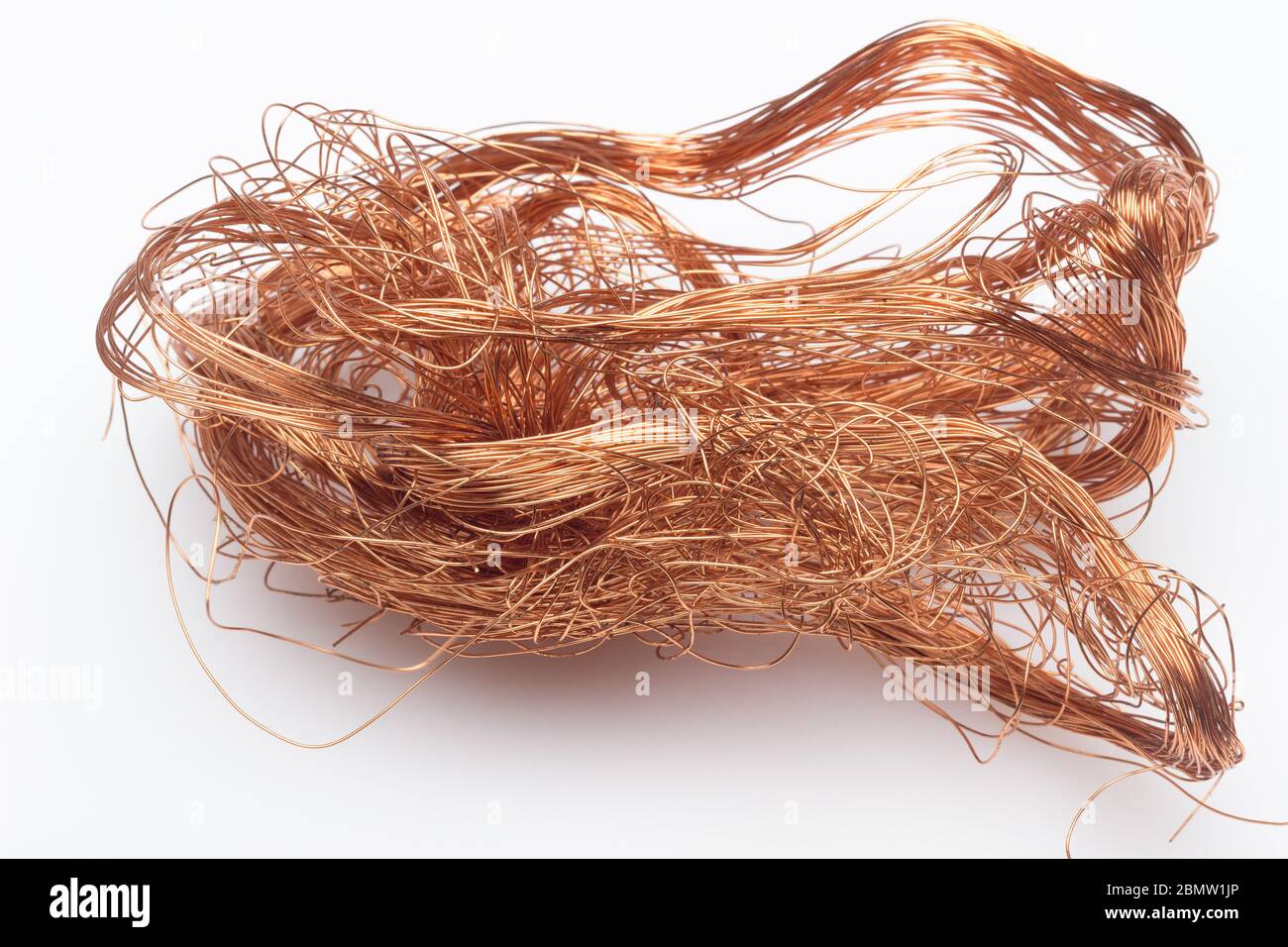 Filaments de cuivre, petits fils émetteurs et porteurs de courant électrique. Câbles en cuivre essentiels pour le transport de l'électricité. Banque D'Images