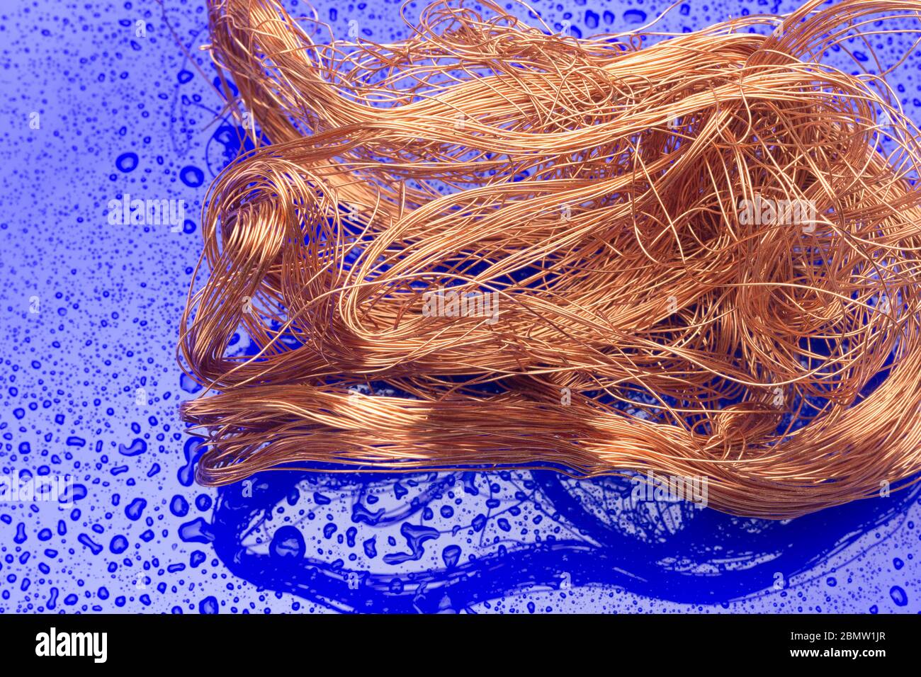 Filaments de cuivre, petits fils émetteurs et porteurs de courant électrique. Câbles en cuivre essentiels pour le transport de l'électricité. Banque D'Images