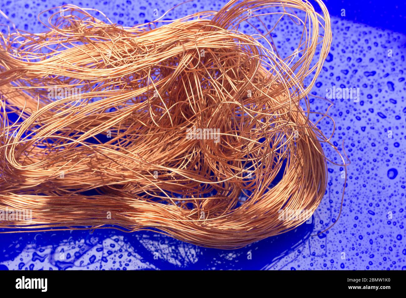 Filaments de cuivre, petits fils émetteurs et porteurs de courant électrique. Câbles en cuivre essentiels pour le transport de l'électricité. Banque D'Images