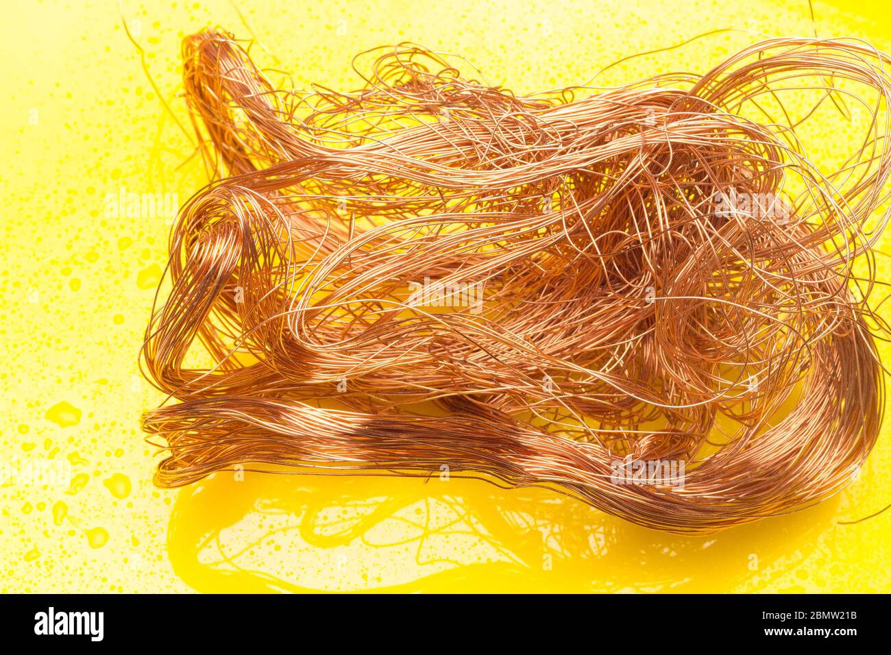 Filaments de cuivre, petits fils émetteurs et porteurs de courant électrique. Câbles en cuivre essentiels pour le transport de l'électricité. Banque D'Images