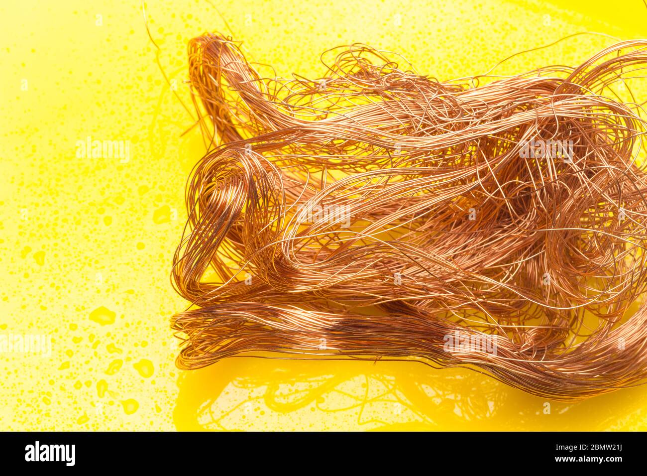 Filaments de cuivre, petits fils émetteurs et porteurs de courant électrique. Câbles en cuivre essentiels pour le transport de l'électricité. Banque D'Images