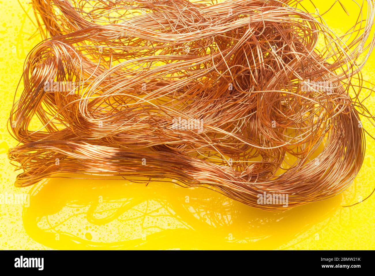 Filaments de cuivre, petits fils émetteurs et porteurs de courant électrique. Câbles en cuivre essentiels pour le transport de l'électricité. Banque D'Images