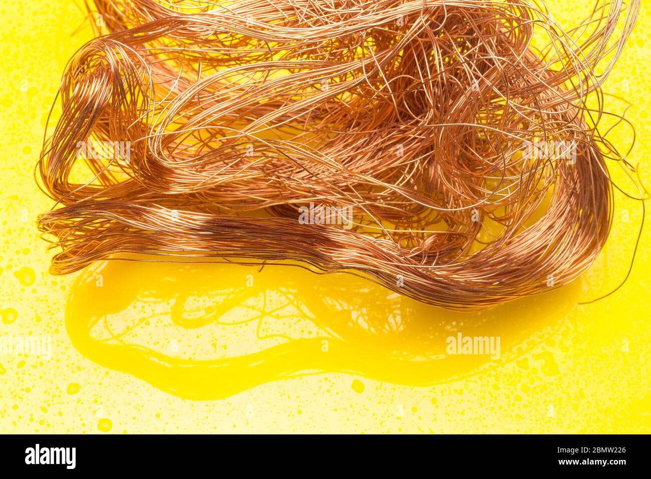 Filaments de cuivre, petits fils émetteurs et porteurs de courant électrique. Câbles en cuivre essentiels pour le transport de l'électricité. Banque D'Images