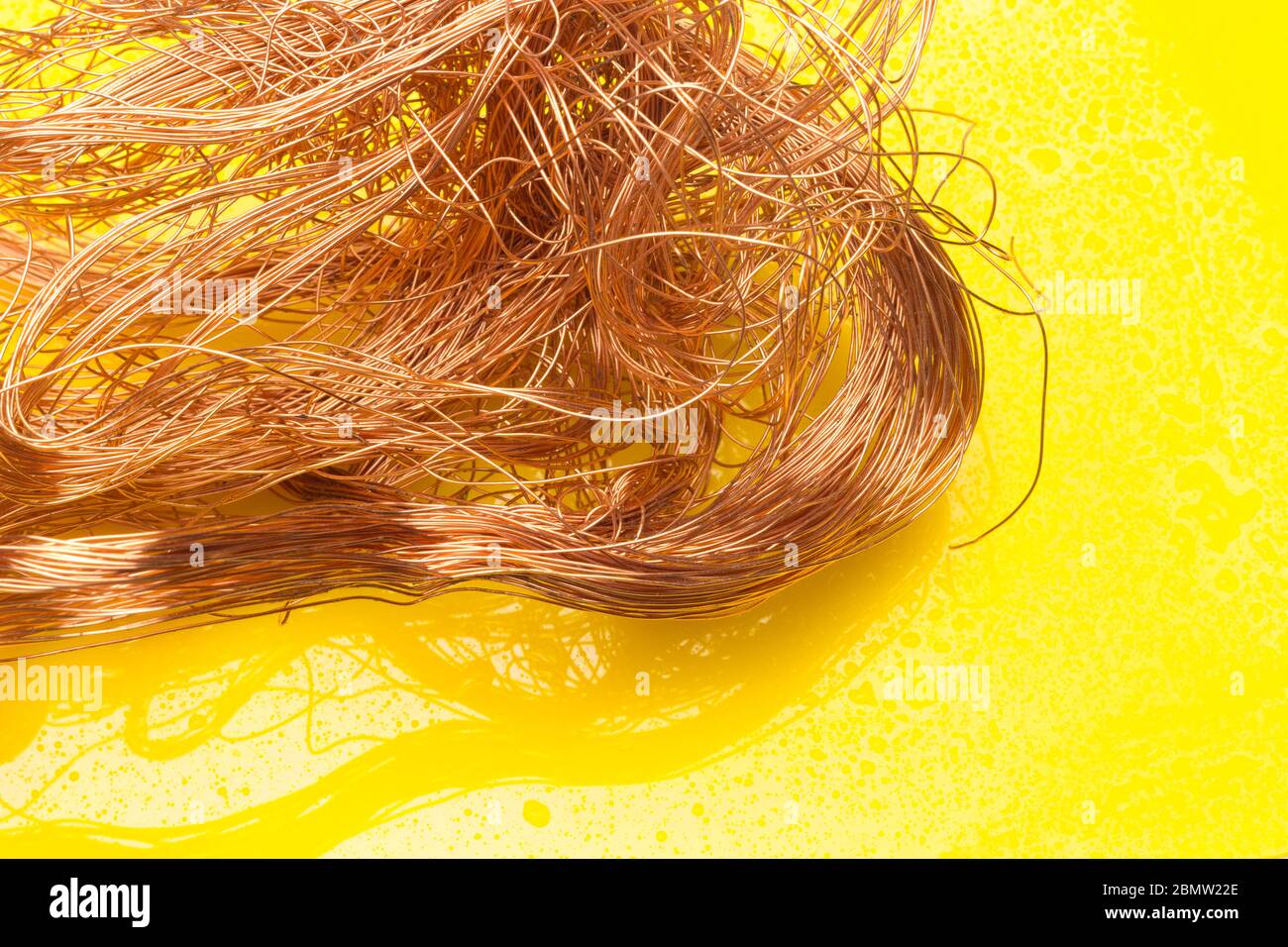 Filaments de cuivre, petits fils émetteurs et porteurs de courant électrique. Câbles en cuivre essentiels pour le transport de l'électricité. Banque D'Images