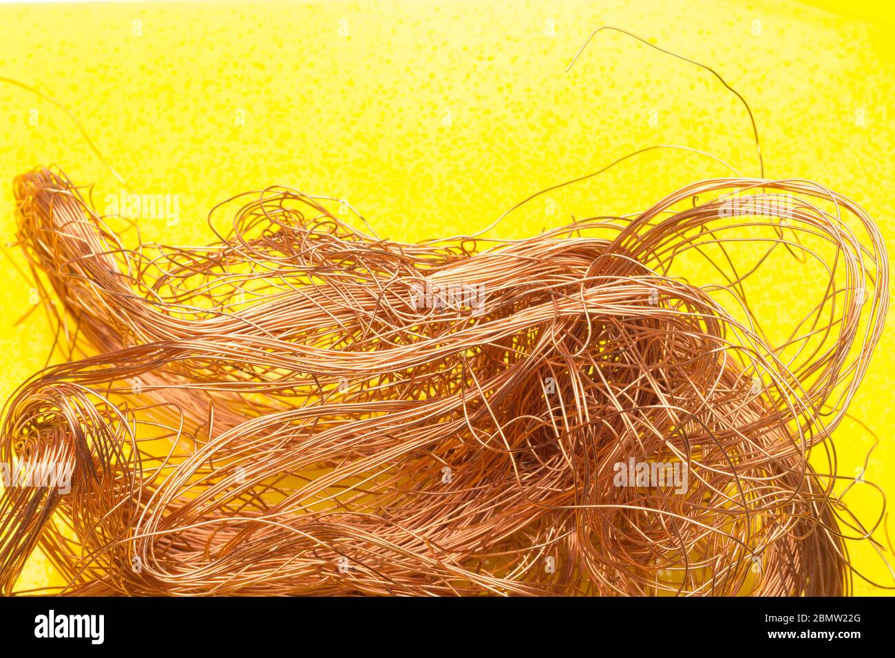 Filaments de cuivre, petits fils émetteurs et porteurs de courant électrique. Câbles en cuivre essentiels pour le transport de l'électricité. Banque D'Images
