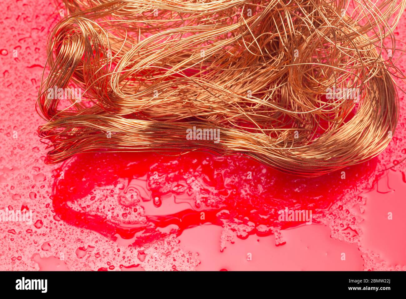 Filaments de cuivre, petits fils émetteurs et porteurs de courant électrique. Câbles en cuivre essentiels pour le transport de l'électricité. Banque D'Images