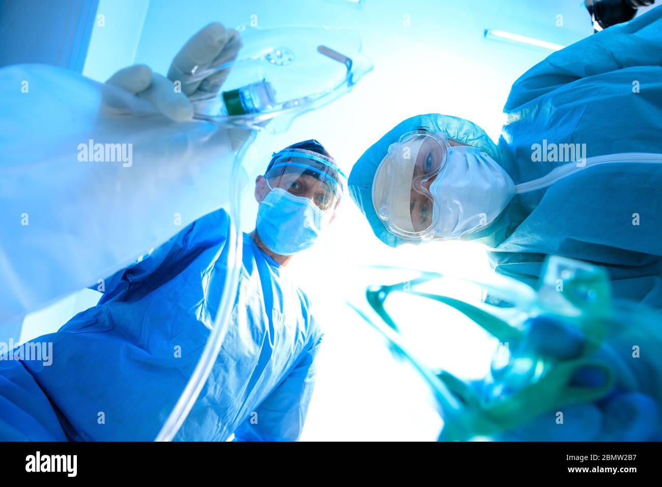 L'équipe médicale fournit les premiers soins au patient, CPR Cardiopulmo . Médecins en combinaison ppe et masque facial dans l'hôpital Corona virus, Covid-19, médical ma Banque D'Images