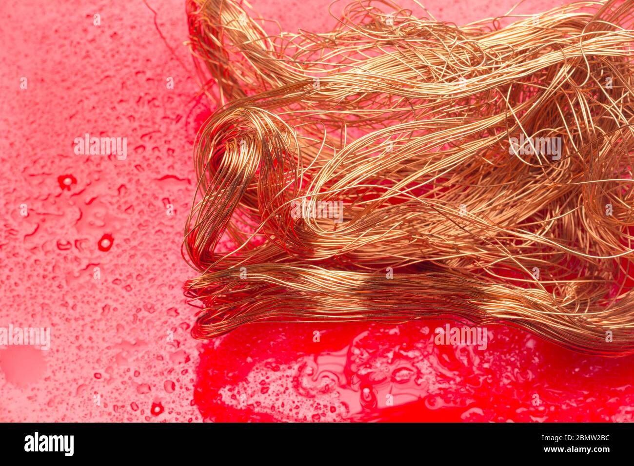 Filaments de cuivre, petits fils émetteurs et porteurs de courant électrique. Câbles en cuivre essentiels pour le transport de l'électricité. Banque D'Images