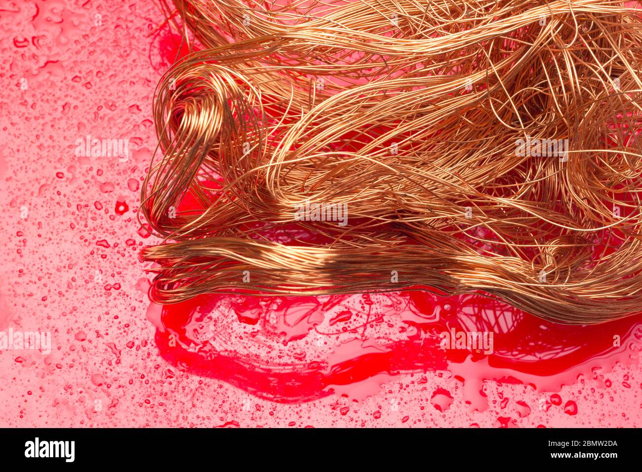 Filaments de cuivre, petits fils émetteurs et porteurs de courant électrique. Câbles en cuivre essentiels pour le transport de l'électricité. Banque D'Images