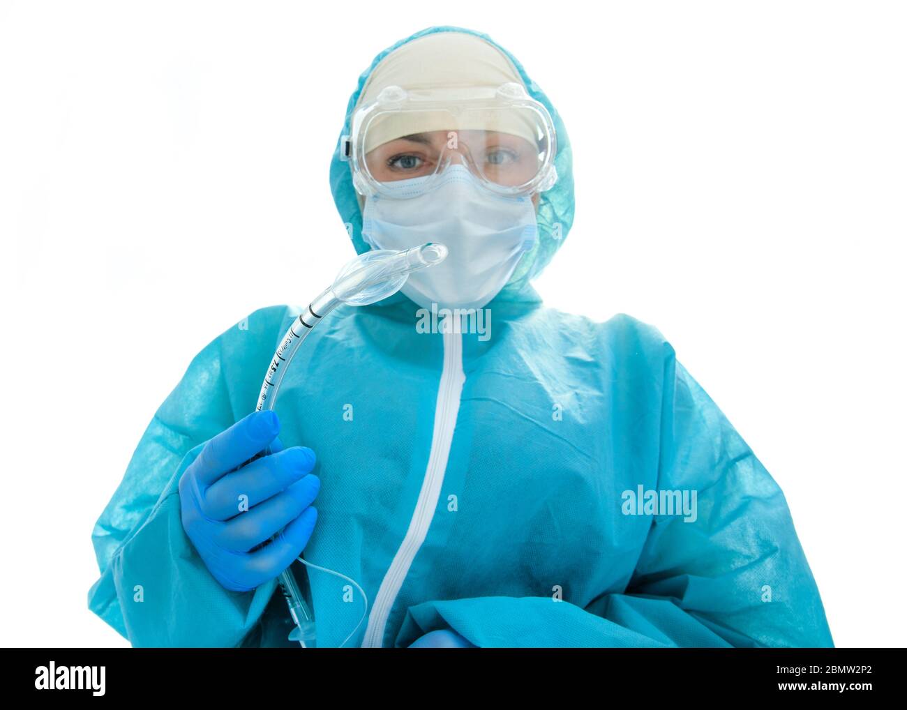 Chirurgiens effectuant l'opération dans la salle d'opération , équipe médicale donne les premiers soins , médecins en hôpital, coronavirus concept. Banque D'Images