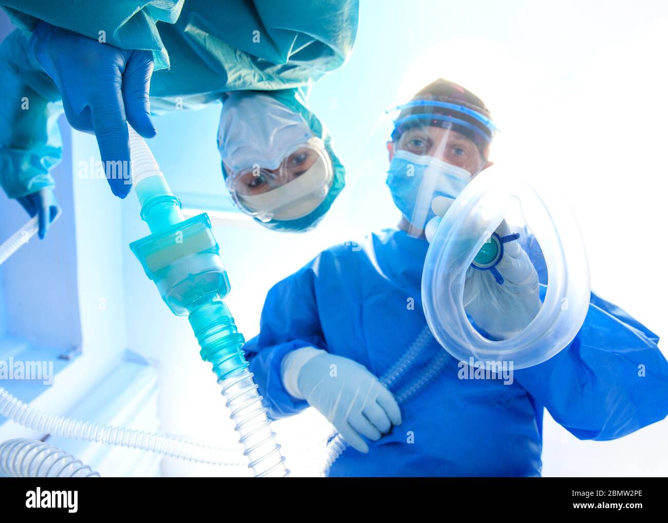 Chirurgiens effectuant l'opération dans la salle d'opération , équipe médicale donne les premiers soins , médecins en hôpital, coronavirus concept. Banque D'Images