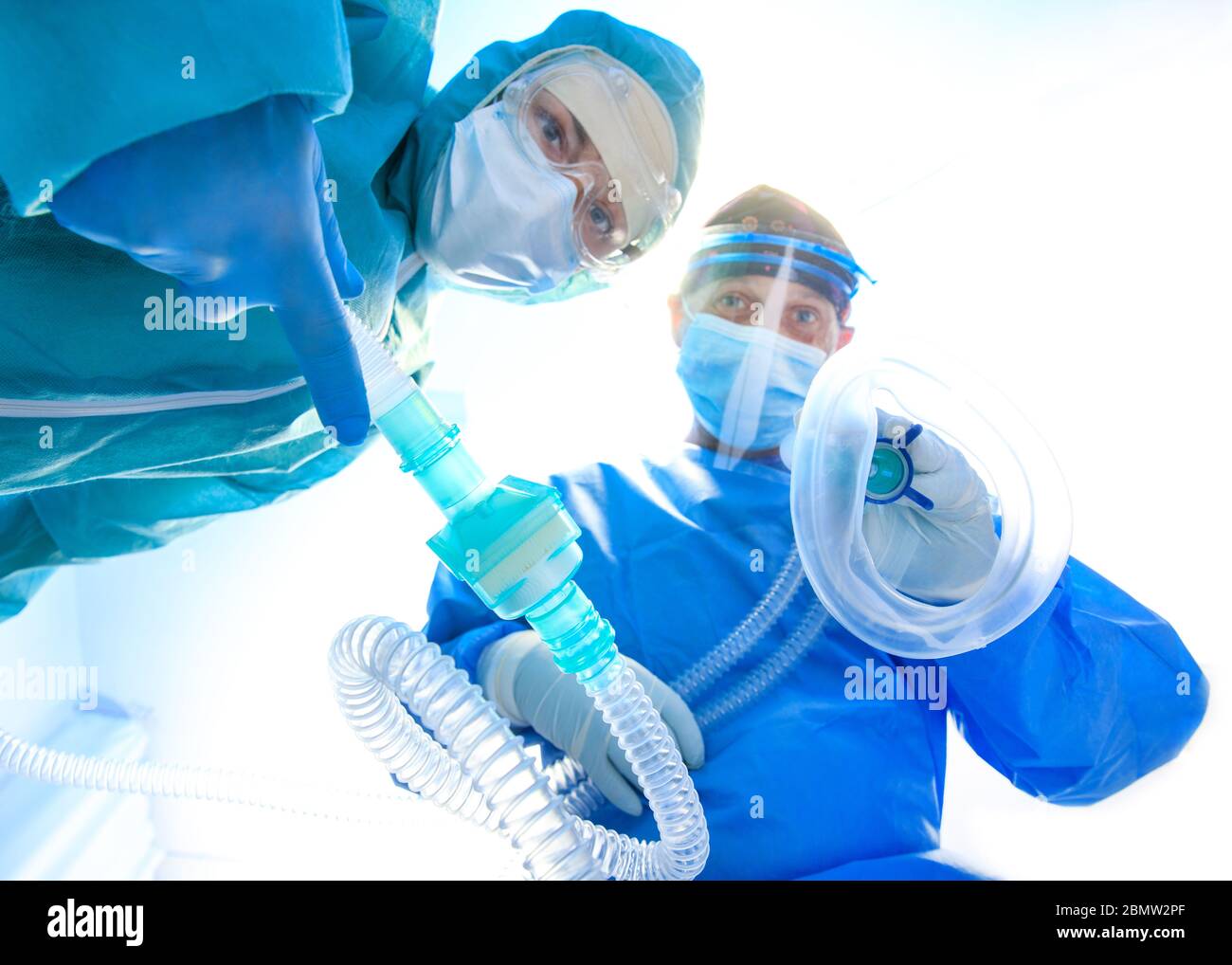 Chirurgiens effectuant l'opération dans la salle d'opération , équipe médicale donne les premiers soins , médecins en hôpital, coronavirus concept. Banque D'Images