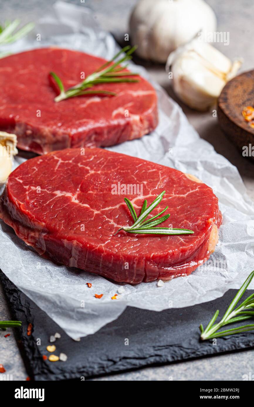 Filet de bœuf cru sur une ardoise aux épices. Viande crue steaks de