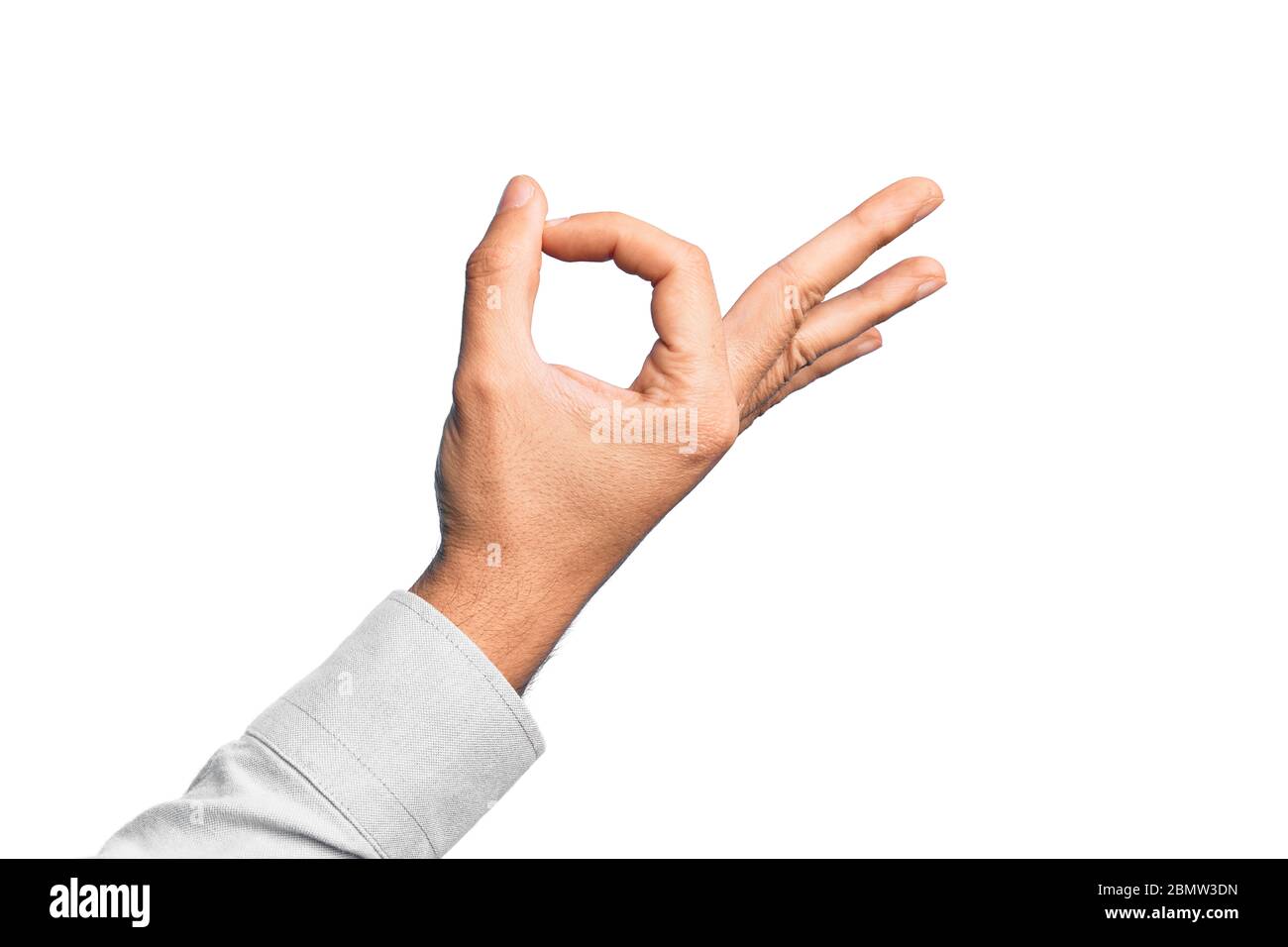 Main de jeune homme caucasien montrant des doigts sur fond blanc isolé gestuelle expression d'approbation faisant bon symbole avec les doigts Banque D'Images