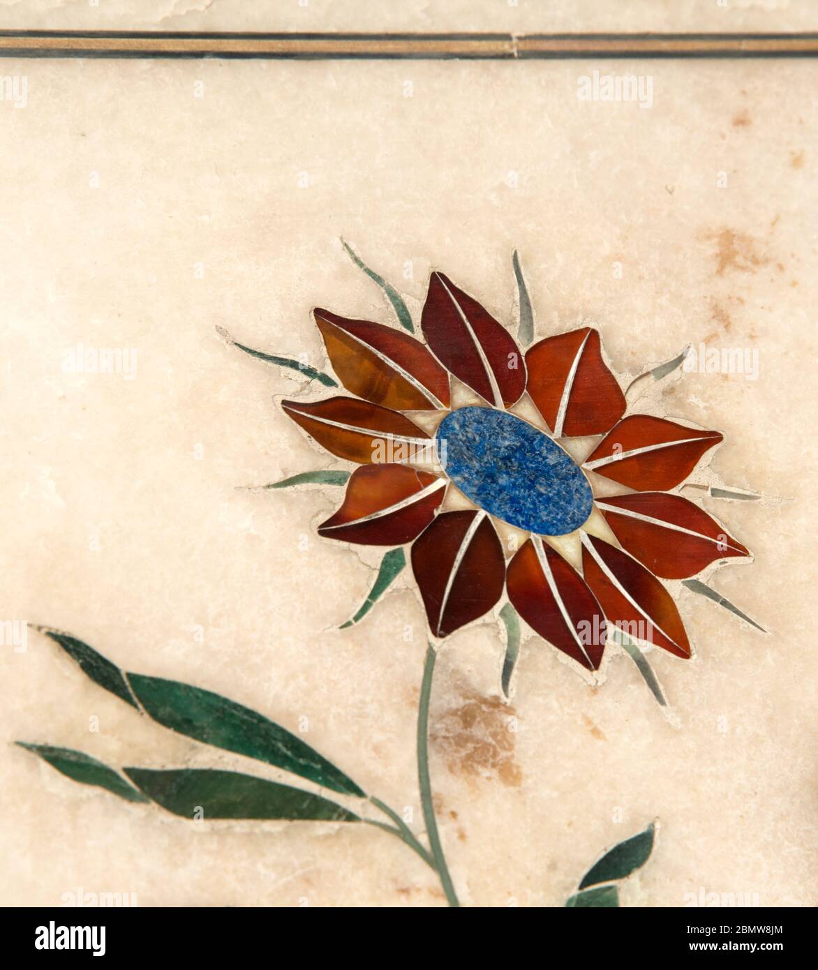 Fleur en gros plan avec des stiones semi-présious incrustées en marbre Rang Mahal Red fort Delhi Inde Banque D'Images