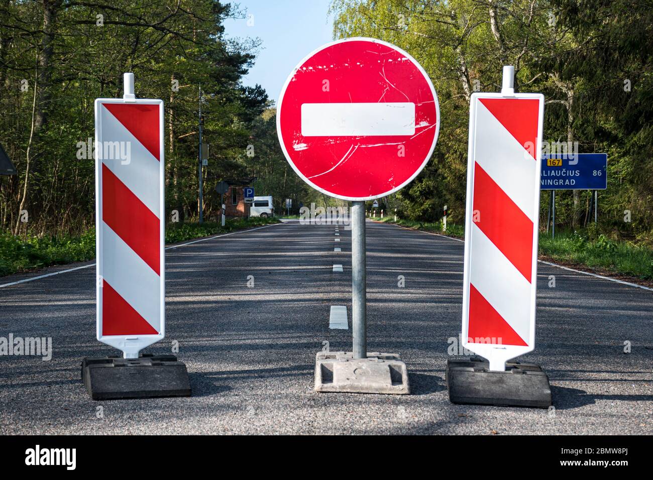 La frontière entre la Lituanie et l'enclave russe de Kaliningrad en Russie a été fermée en raison de sanctions imposées par l'Union européenne avec un panneau stop Banque D'Images