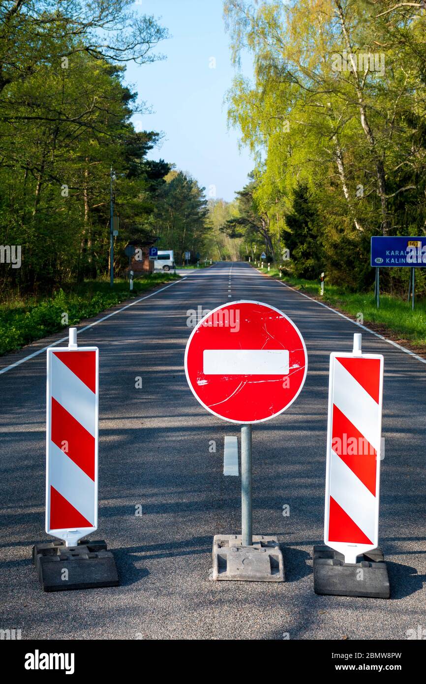 La frontière entre la Lituanie et l'enclave russe de Kaliningrad en Russie a été fermée en raison de sanctions imposées par l'Union européenne avec un panneau stop Banque D'Images