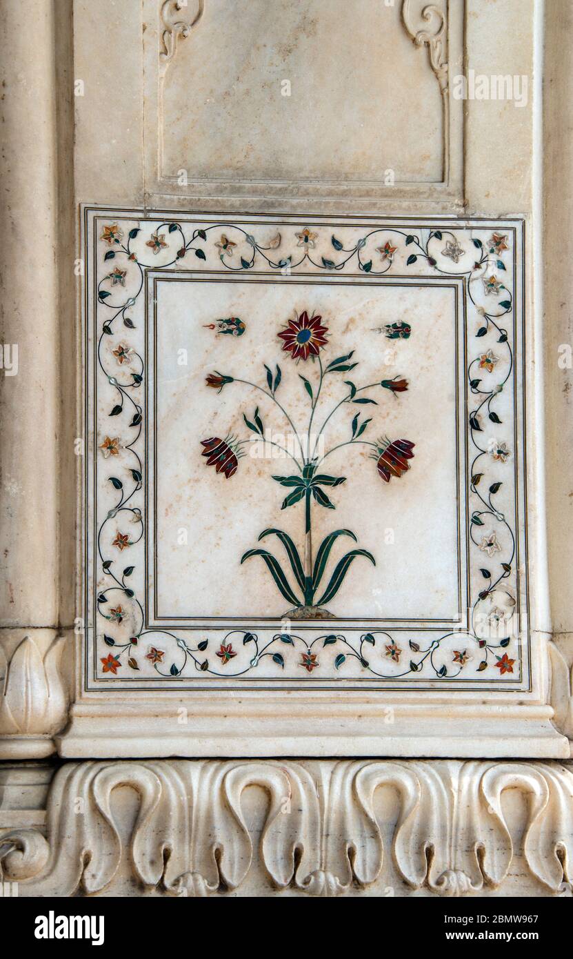 Fleur en pierres semi-précieuses incrustées en marbre sur la colonne Diwan-e-Kas Red fort Delhi Inde Banque D'Images