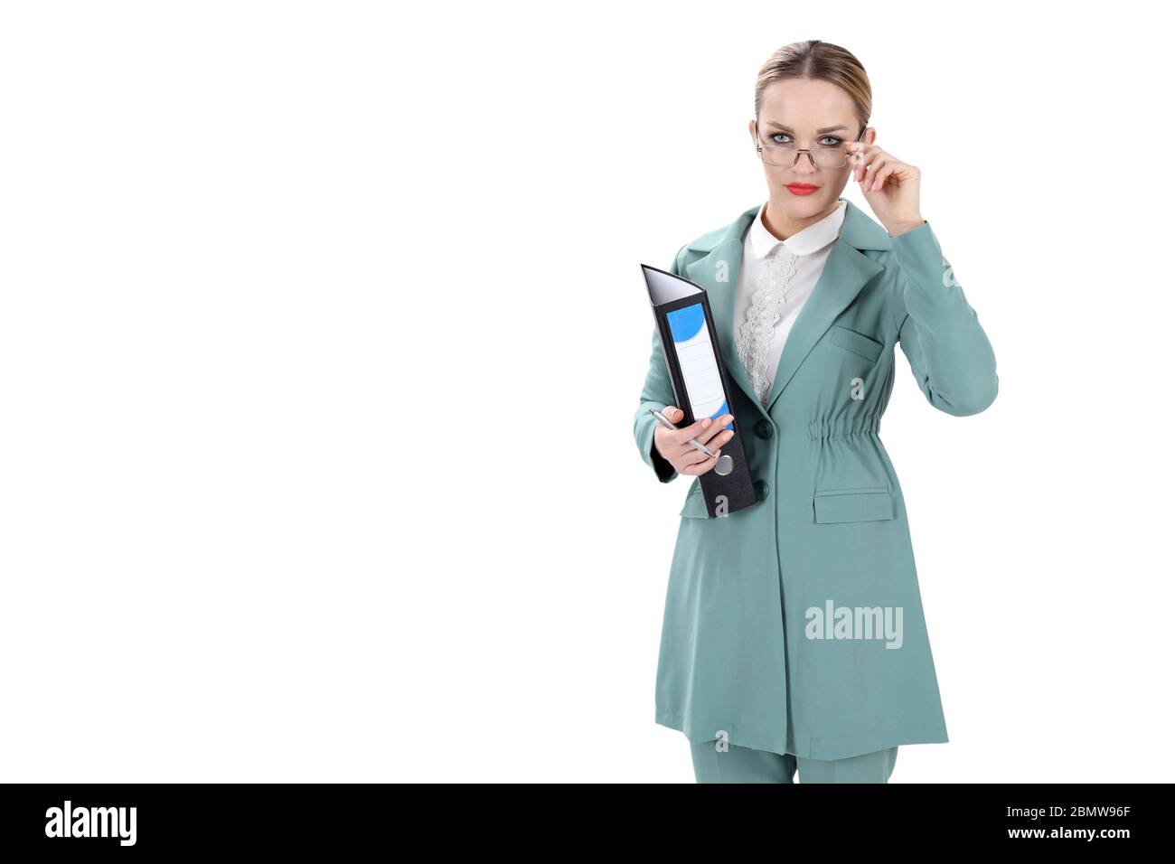 Photo de la belle femme blonde secrétaire avec de longs cheveux écrire des notes de presse-papiers tout en travaillant au bureau, isolé sur fond blanc Banque D'Images